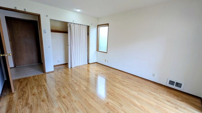 Building Photo - Spacious 3 Bedroom Townhome in Small Complex