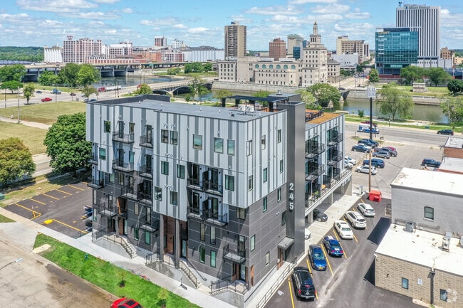 Building Photo - 245 Kingston Cedar Rapids