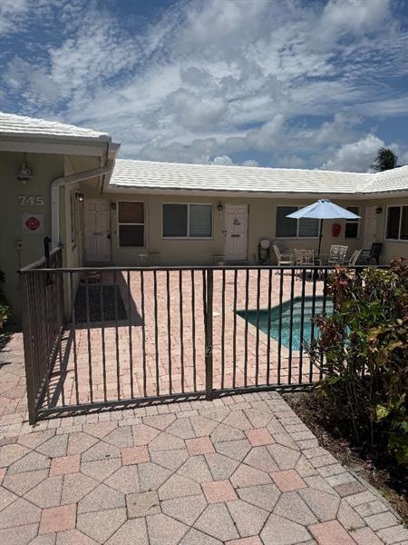 Primary Photo - 1710 NE 8th St