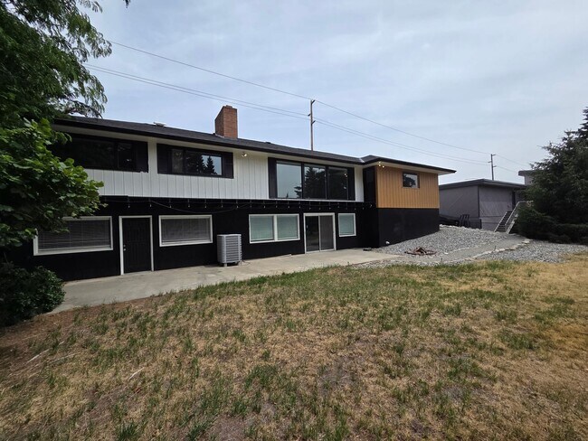 Building Photo - 4 Bed 2 Bath Golf Course Living