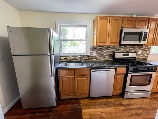 Building Photo - Beaver Hills 3-Bedroom w/ Landry and Off-Street Parking