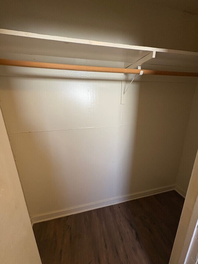 Building Photo - Cozy Home On Spacious Lot Available Now!