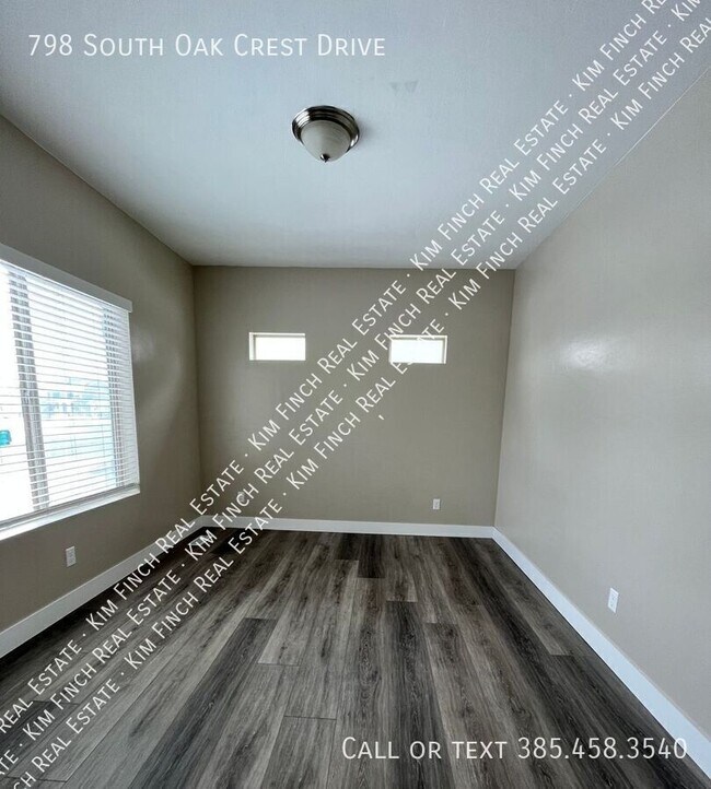 Building Photo - 798 S Oak Crest Dr