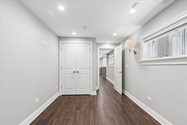 Building Photo - 1441 W Wolfram St