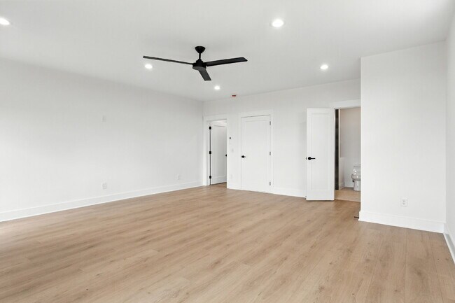 Building Photo - "Spacious 4-Bed, 4-Bath Gem in Nashville -...