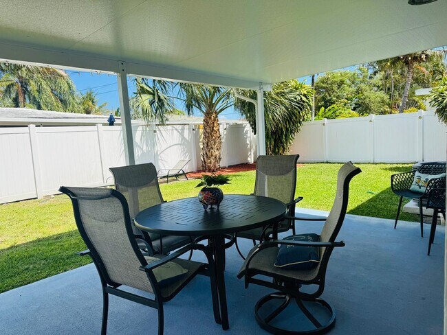 Building Photo - 4640 NE 5th Ave