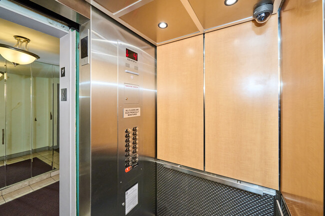 Building Photo - 6118 N Sheridan Rd