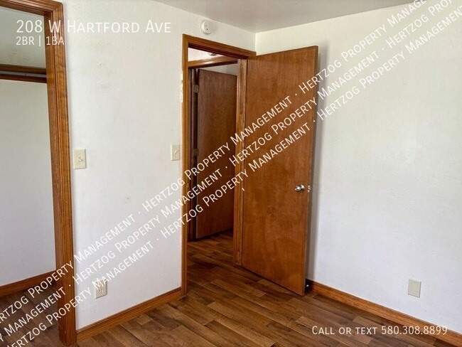 Building Photo - 208 W Hartford Ave