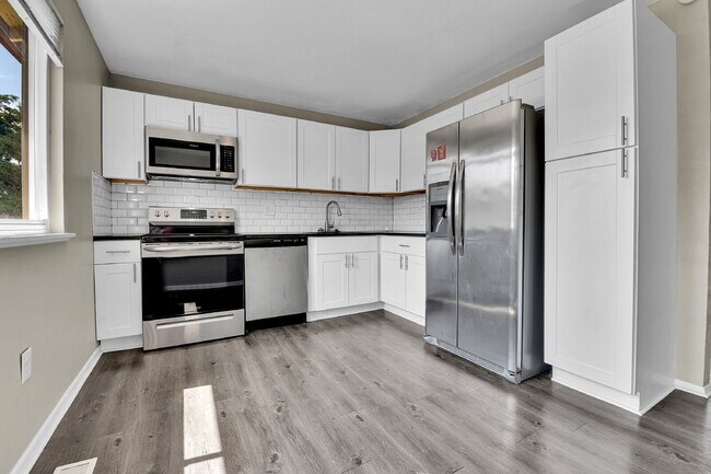 Building Photo - $2,995 - 4 Bed, 2 Bath Home in Aurora with...