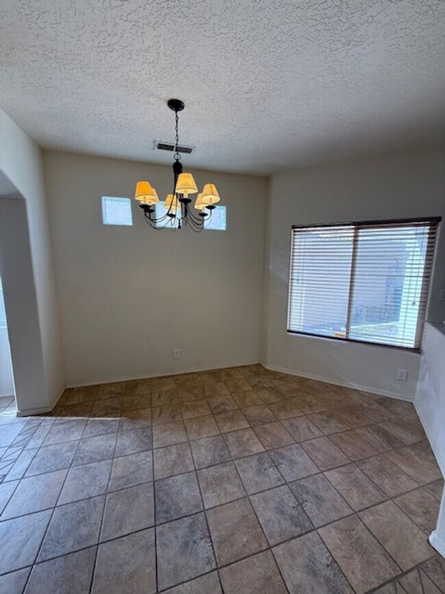 Building Photo - HOLIDAY RENT REDUCTIION ! Spacious 3 Bedroom 2 Bathroom and 2 Car Garage in beautiful NE Heights ...