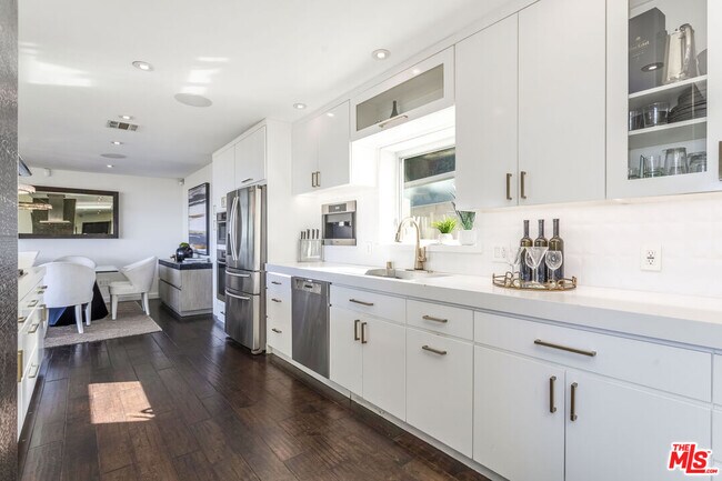 Building Photo - 7177 Pacific View Dr