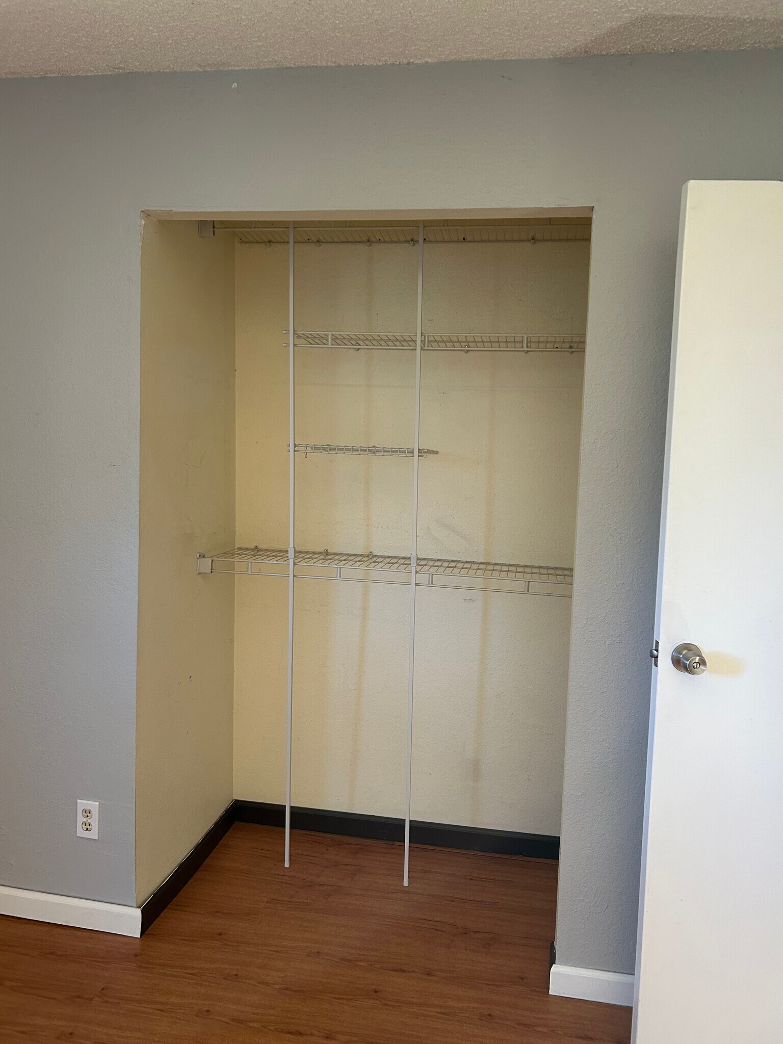 Building Photo - 1350 Golden Cir