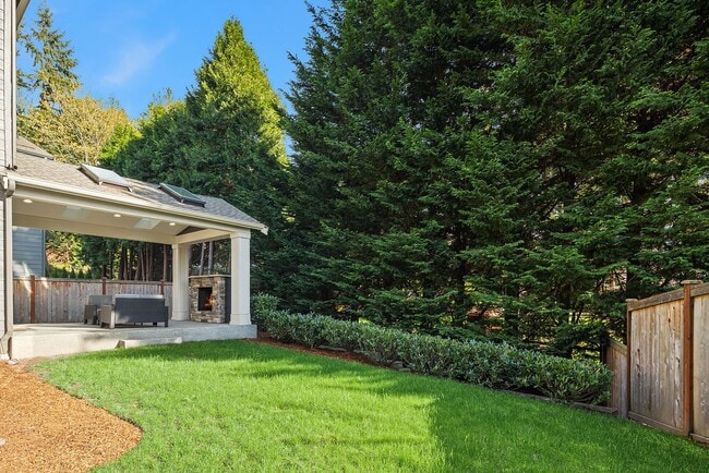 Building Photo - Luxury Haven