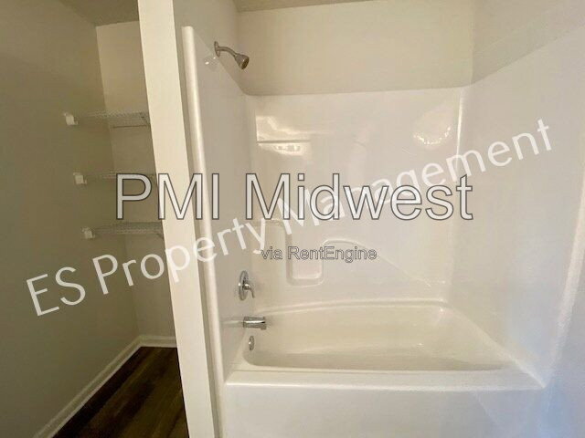 Building Photo - 2608 W Kings Cyn Dr