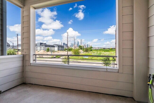 Building Photo - Great Opportunity! Modern three-story home located in the heart of EaDo, offering a well-designed...