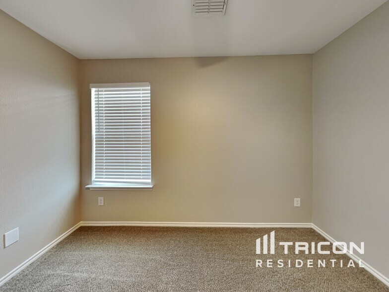 Building Photo - 1107 Longhorn Ln