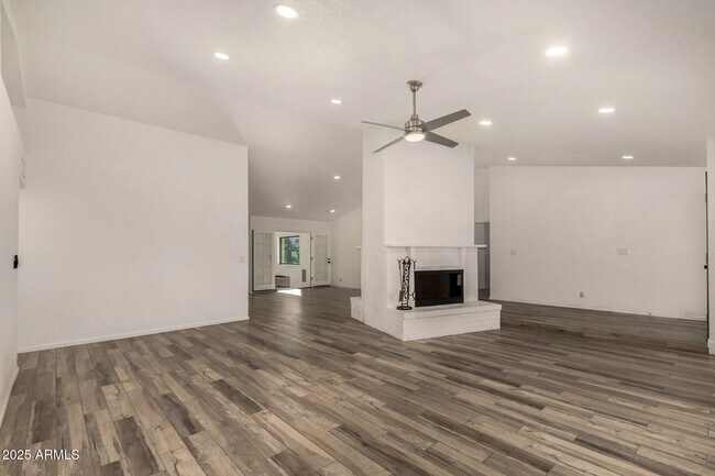 Building Photo - 687 E Park Ave