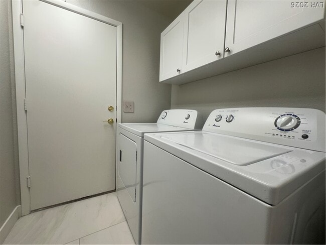 Building Photo - 9732 Silver Dusk Ct