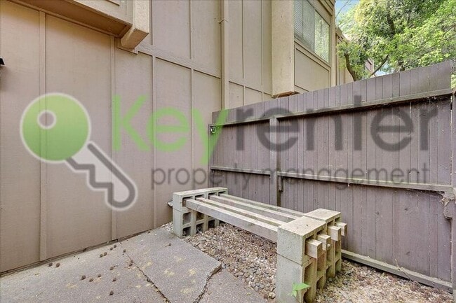 Building Photo - 2254 Woodside Ln