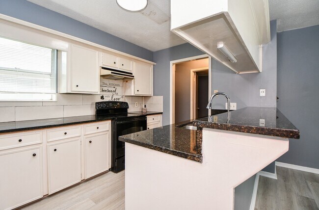 Building Photo - 12015 Osage Park Dr