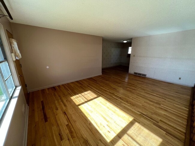 Building Photo - 3 Bed 2 Bath House with Attached 2 Car Garage & Trailer Parking