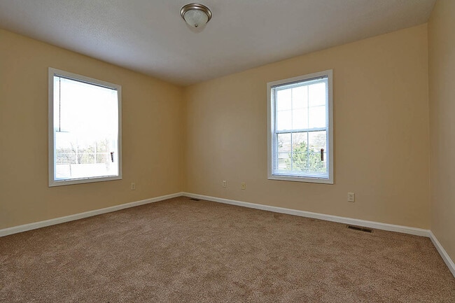 Building Photo - 4 Bedroom House Close to Campus