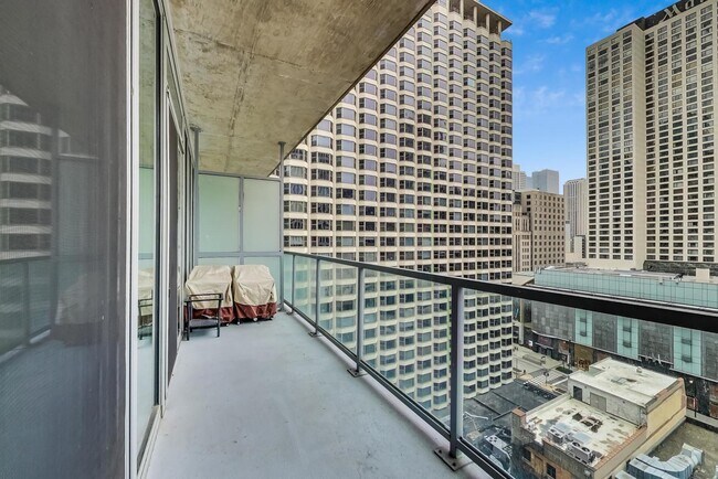 Building Photo - 550 N Saint Clair St