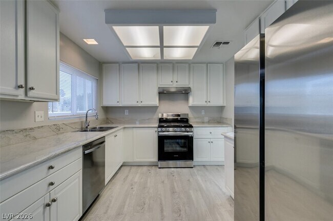 Building Photo - 2340 Belvedere Dr