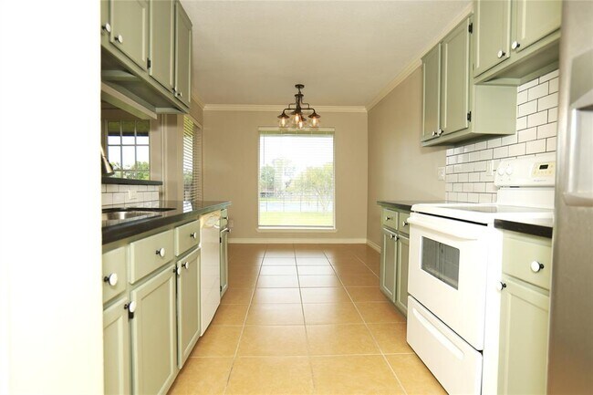 Building Photo - 418 Garland Dr