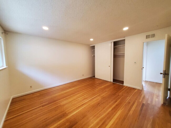 Building Photo - Mont Marin 4x3 home with bedroom suites on...