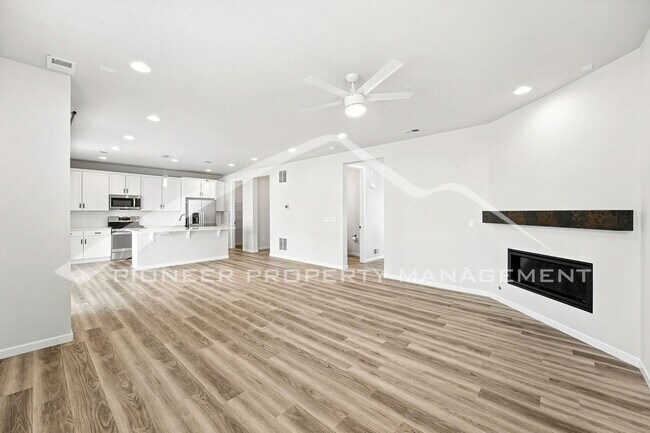 Building Photo - Spacious Home with 2-Car Garage and Centra...