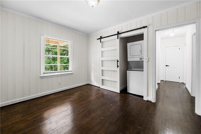 Building Photo - 990 Lindridge Dr NE