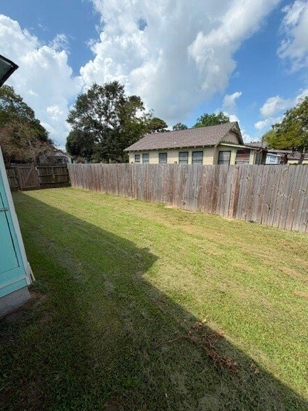 Building Photo - 512 Stimpson St