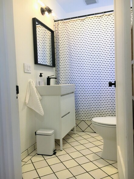 Bathroom - 6605 N Fenwick Ave