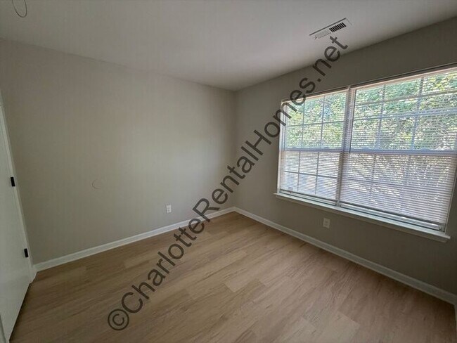 Building Photo - Updated 3 bedroom home in Concord with new kitchen & flooring!