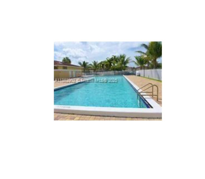 Building Photo - 820 Twin Lakes Dr