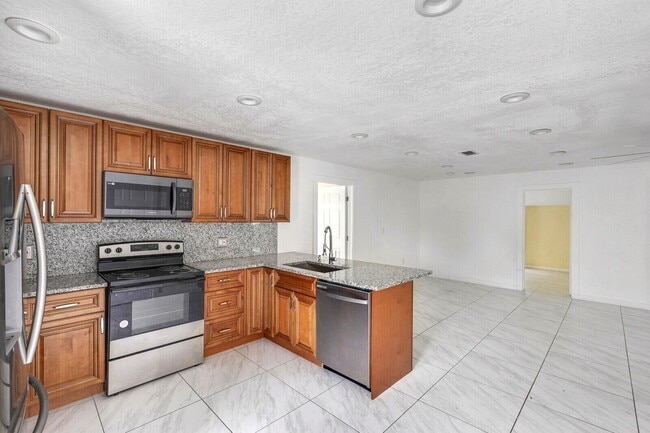 Building Photo - 4389 Bellewood St