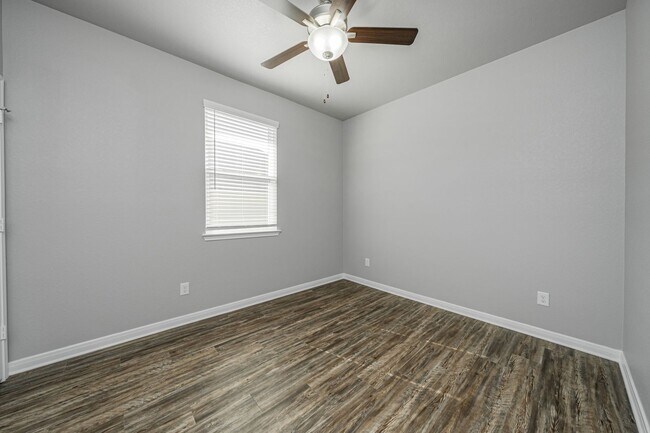 Building Photo - 614 Hollyhock Dr