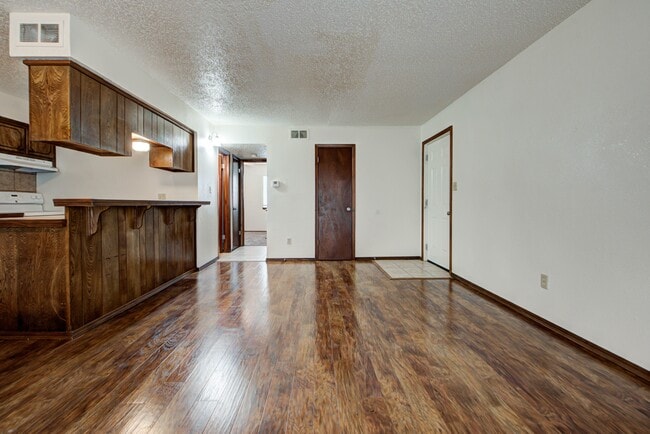 Building Photo - 1315 Glen Oaks Ct