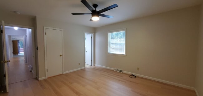 Building Photo - 4 Bedroom Parsonage Property 1 Mile to Fra...