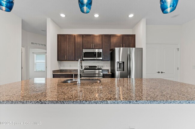 Building Photo - 1037 Canfield Cir