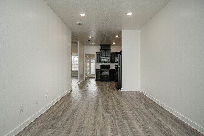 Building Photo - 1608 W 5th St