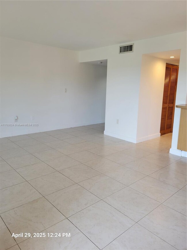 Building Photo - 8860 SW 123rd Ct