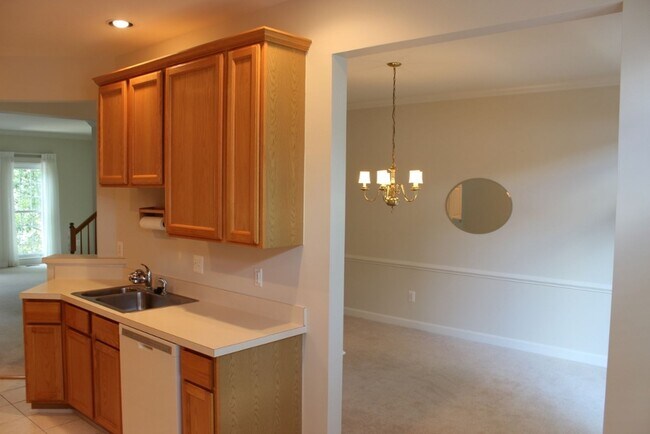 Building Photo - Lovely 3 Bedroom 2.5 Bath Townhome with De...