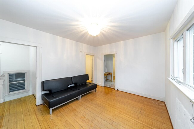Building Photo - 154 Van Reipen Ave