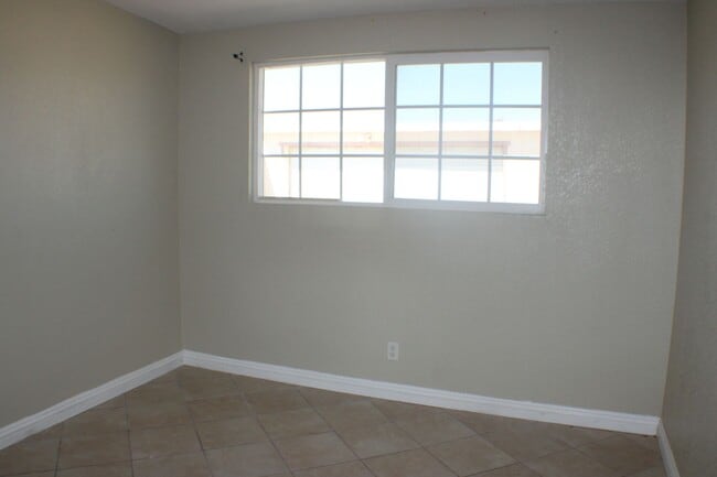 Building Photo - Spacious 3-Bed + 1 Bonus Room, 1.5-Bath Cu...