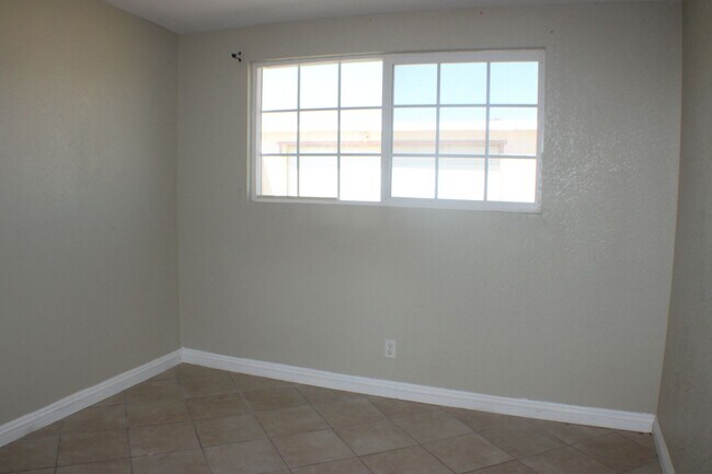 Building Photo - Spacious 3-Bed + 1 Bonus Room, 1.5-Bath Custom Home in California City – Convenient & Cozy!