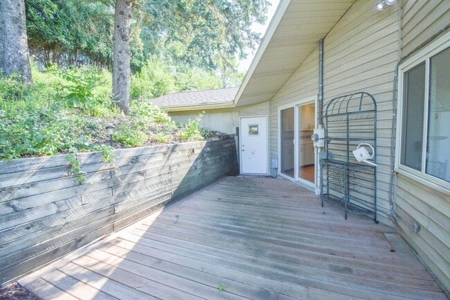 Building Photo - 6 Bed, 3.5 Bath Home for Rent – Retro Char...