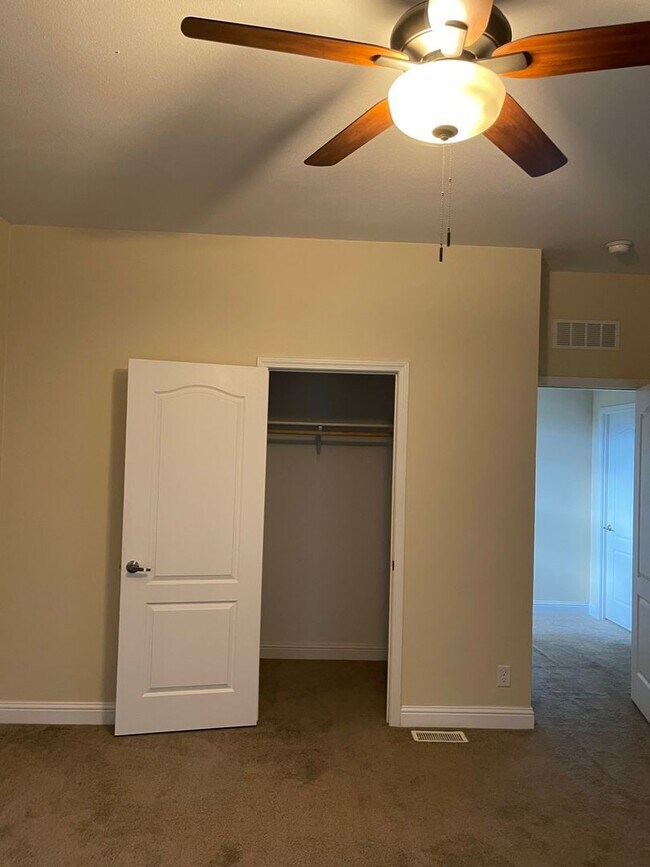 Building Photo - Newer Manufactured home, 3 bed 2 bath, Lower Magalia