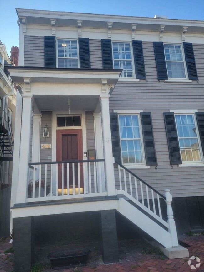 Building Photo - Fully furnished 3 bed, 2.5 baths townhome ...